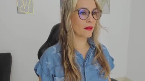 sugar_milff online show from September 16, 2025, 1:23 pm