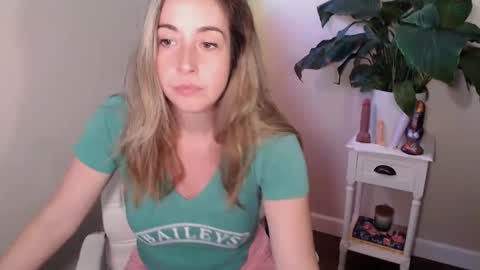 Mia online show from October 9, 2025, 3:10 pm