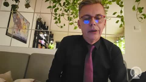 Snapshot of suit_elegant chatting on July 23, 2026, 7:23 pm Suit tie horny online show from July 23, 2026, 7:23 pm