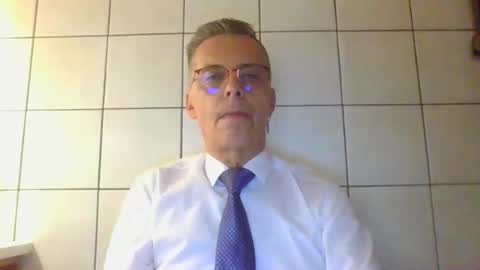 Snapshot of suit_elegant chatting on July 27, 2026, 7:21 pm Suit tie horny online show from July 27, 2026, 7:21 pm