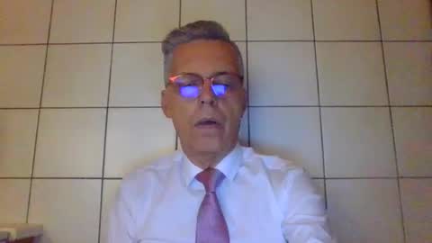 Snapshot of suit_elegant chatting on July 29, 2026, 7:12 pm Suit tie horny online show from July 29, 2026, 7:12 pm