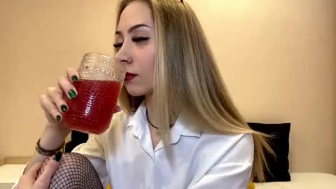 Snapshot of sun_under_dark chatting on December 17, 2025, 9:15 am Lexi online show from December 17, 2025, 9:15 am