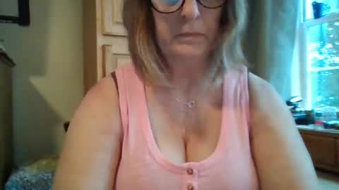 Snapshot of sunflower556 chatting on August 3, 2026, 12:10 pm Sunflower online show from August 3, 2026, 12:10 pm