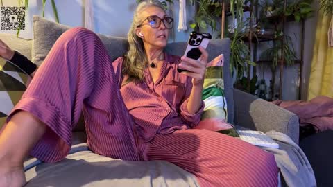 Snapshot of sunnie_dayz chatting on September 24, 2025, 4:16 am Hi Im Sunnie - Next show Friday August 1 online show from September 24, 2025, 4:16 am