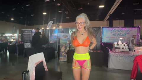 Snapshot of sunnie_dayz chatting on November 9, 2025, 8:18 pm Hi Im Sunnie - Next show Friday August 1 online show from November 9, 2025, 8:18 pm