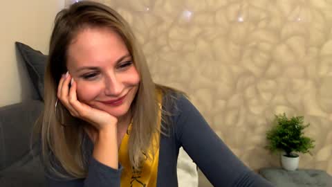 Snapshot of sunny_bunny6 chatting on December 8, 2024, 10:47 pm Naomi online show from December 8, 2024, 10:47 pm