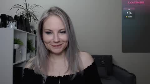 Snapshot of sunny_bunny6 chatting on December 29, 2024, 12:09 am Naomi online show from December 29, 2024, 12:09 am