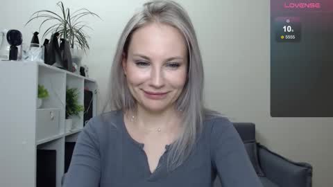 Snapshot of sunny_bunny6 chatting on January 3, 2025, 2:21 am Naomi online show from January 3, 2025, 2:21 am