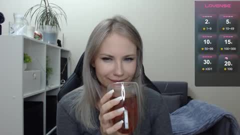 Snapshot of sunny_bunny6 chatting on January 19, 2025, 4:01 am Naomi online show from January 19, 2025, 4:01 am