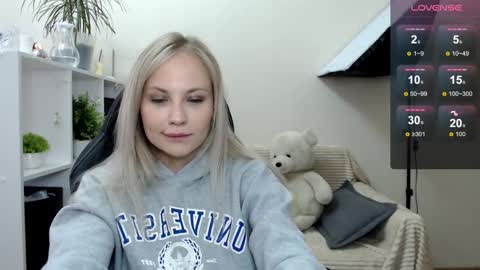 Snapshot of sunny_bunny6 chatting on September 12, 2025, 5:29 am Naomi online show from September 12, 2025, 5:29 am