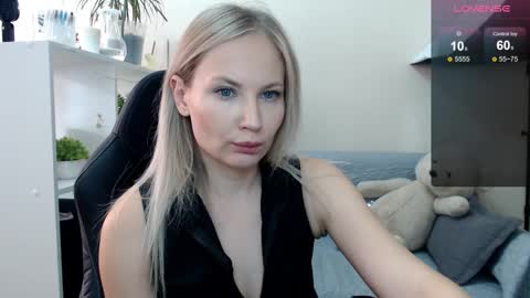 Snapshot of sunny_bunny6 chatting on October 7, 2025, 10:45 am Naomi online show from October 7, 2025, 10:45 am