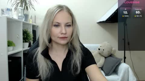 Snapshot of sunny_bunny6 chatting on October 15, 2025, 2:55 am Naomi online show from October 15, 2025, 2:55 am