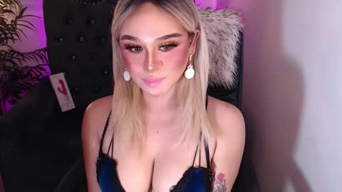 Snapshot of superh0tangelxx chatting on December 12, 2024, 12:38 am CARMINA online show from December 12, 2024, 12:38 am