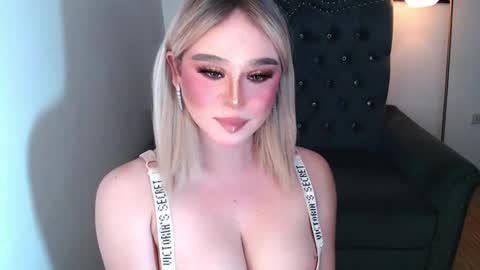 Snapshot of superh0tangelxx chatting on October 16, 2025, 11:39 pm CARMINA online show from October 16, 2025, 11:39 pm