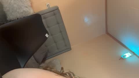 Snapshot of surprisecockmia chatting on February 14, 2025, 2:54 pm Mia online show from February 14, 2025, 2:54 pm