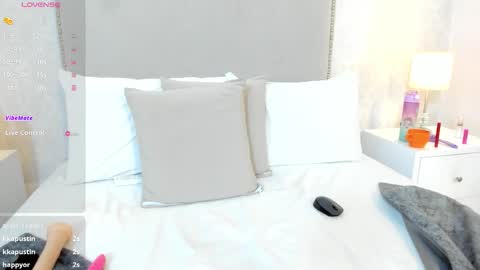 susanthomass online show from November 24, 2025, 11:48 pm