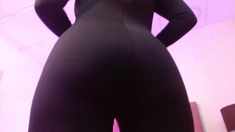 susanwilliams_ online show from December 19, 2025, 11:06 am