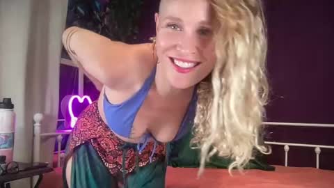 Snapshot of susieandlacey chatting on July 12, 2026, 9:11 am Susie and Lacey online show from July 12, 2026, 9:11 am
