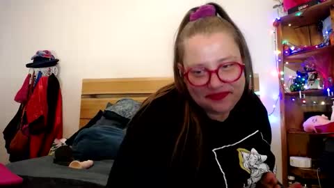 Snapshot of suziestardust chatting on March 21, 2026, 12:10 pm suzie stardust online show from March 21, 2026, 12:10 pm