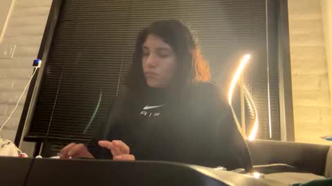 Suzy online show from November 22, 2025, 4:22 am