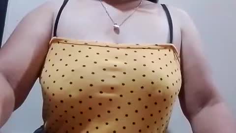 suzzie_hot online show from January 17, 2026, 1:05 pm