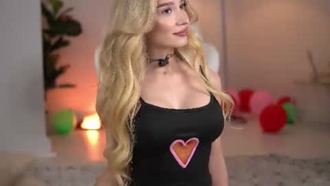 SweetLuna online show from June 19, 2026, 3:11 am