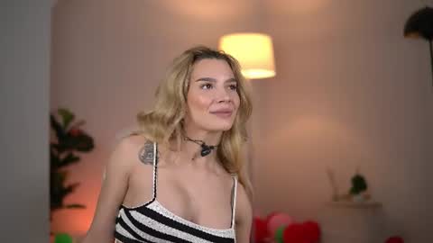 SweetLuna online show from June 22, 2026, 3:25 am