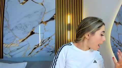 sweet_flame_ online show from October 4, 2025, 8:07 pm