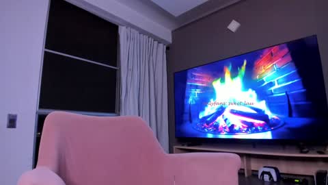 laura kiss online show from November 17, 2025, 3:56 am