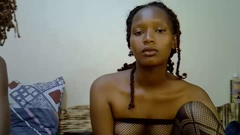 Snapshot of sweet_melod chatting on November 6, 2025, 2:40 pm Linda online show from November 6, 2025, 2:40 pm