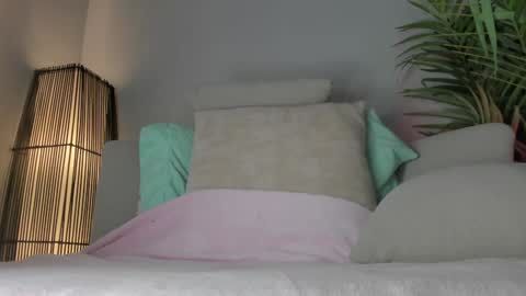 Snapshot of sweet_skiinny chatting on November 6, 2025, 12:39 pm Adeline online show from November 6, 2025, 12:39 pm