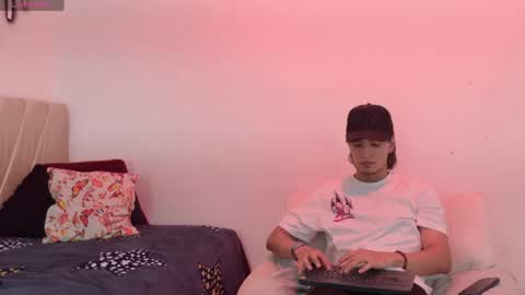 sweetauracouple online show from May 24, 2026, 12:32 pm