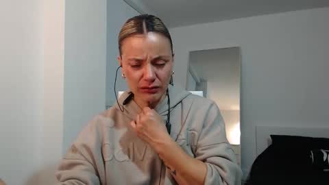 Snapshot of sweetfantasyy69 chatting on December 18, 2025, 1:33 am sweef online show from December 18, 2025, 1:33 am