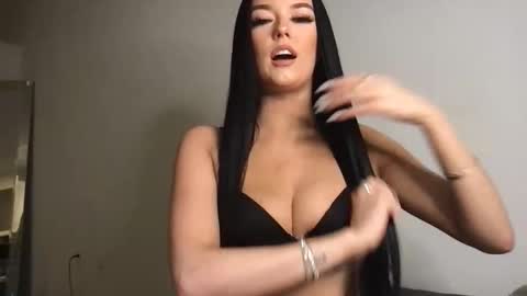 Gracie  online show from November 18, 2025, 3:23 am