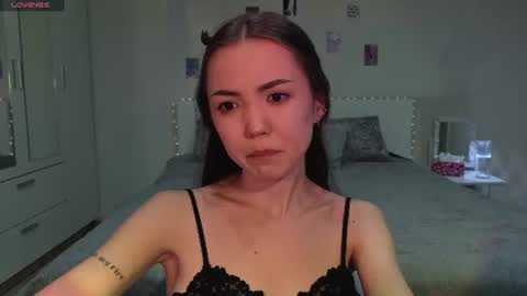 sweetieee_kira online show from June 17, 2026, 3:20 am
