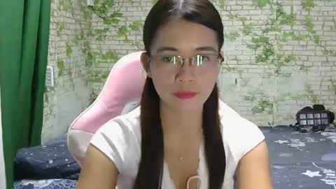 Snapshot of sweetmelyxx chatting on March 3, 2026, 11:38 am MELY online show from March 3, 2026, 11:38 am