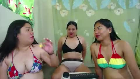 mia and luna online show from April 10, 2026, 11:42 pm