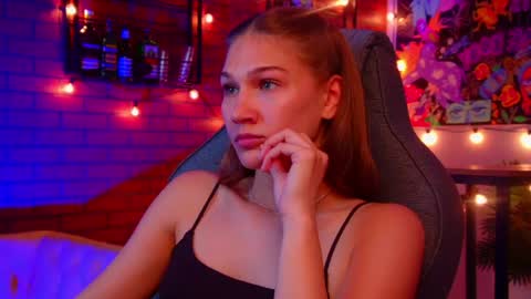 Snapshot of sweety_emilya chatting on May 7, 2026, 1:38 pm Emily online show from May 7, 2026, 1:38 pm