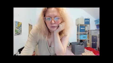 Snapshot of switchlorenx chatting on December 4, 2024, 11:35 pm switchlorenx online show from December 4, 2024, 11:35 pm