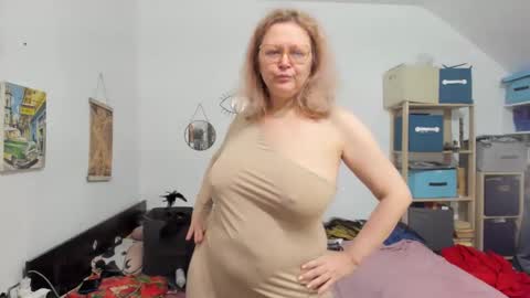 Snapshot of switchlorenx chatting on December 6, 2024, 1:18 am switchlorenx online show from December 6, 2024, 1:18 am