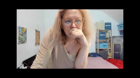 Snapshot of switchlorenx chatting on December 7, 2024, 2:42 am switchlorenx online show from December 7, 2024, 2:42 am