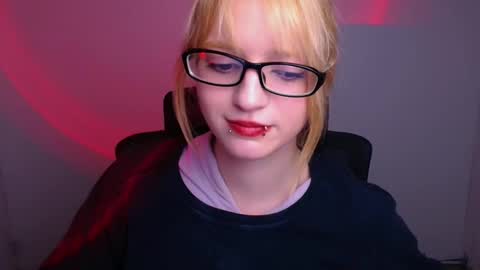 Snapshot of syfer_loon chatting on November 27, 2025, 1:24 pm Syfer online show from November 27, 2025, 1:24 pm