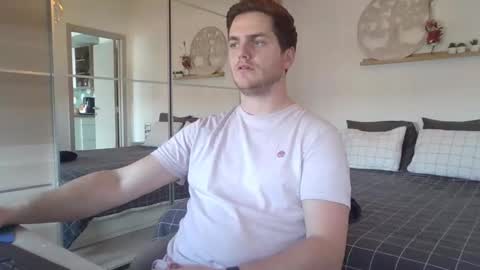 syl092 online show from March 7, 2025, 12:45 pm