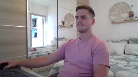 syl092 online show from September 17, 2025, 4:52 pm