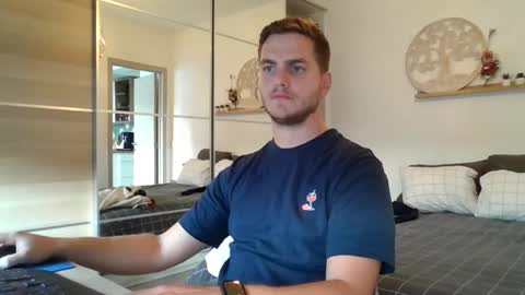 syl092 online show from September 29, 2025, 4:45 pm