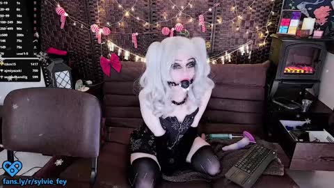 Snapshot of sylvie_fey chatting on January 1, 2025, 5:43 am Sylvie online show from January 1, 2025, 5:43 am