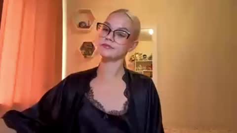 Mia online show from June 30, 2026, 9:10 am