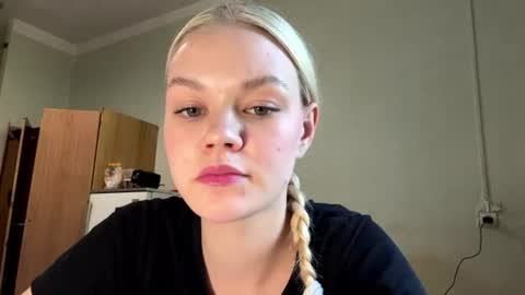 Mia online show from July 20, 2026, 1:13 pm