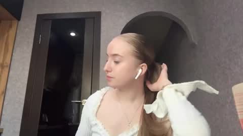Snapshot of tamiecaimi chatting on April 29, 2026, 3:05 pm Karina online show from April 29, 2026, 3:05 pm