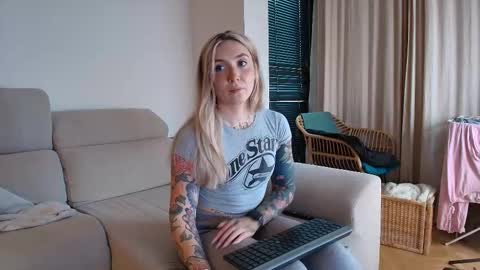 tattoobbgirl online show from January 17, 2026, 4:11 pm